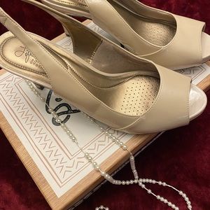 Women’s Life Stride Size 10 flex heels